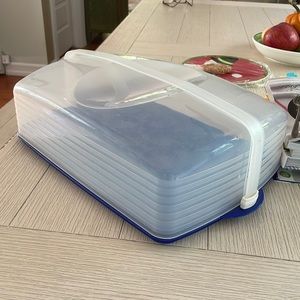 Tupperware cupcake container